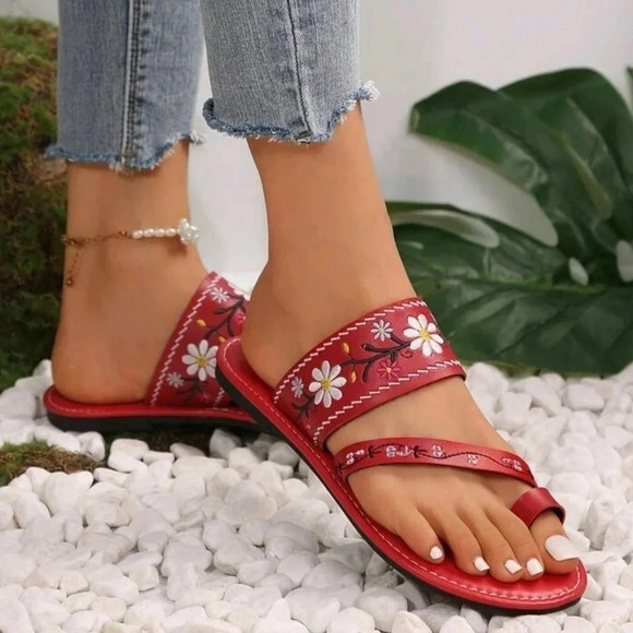 New red fashionable sandals with embroidery. - Picture 3 of 7
